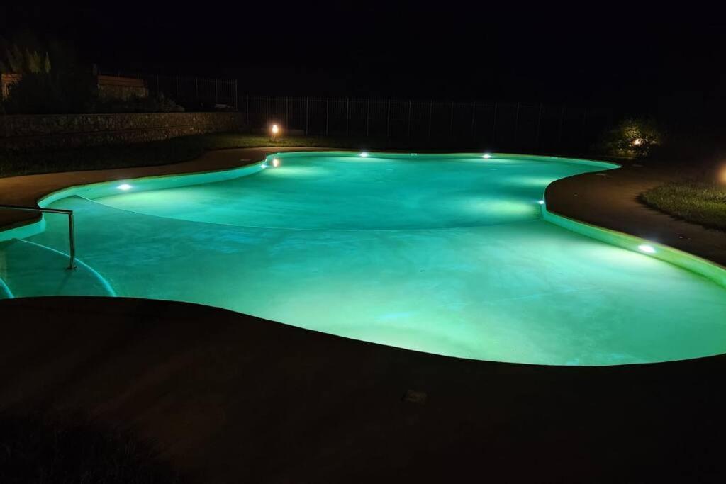 Appartamento Romantico Con Piscina Черво Екстериор снимка