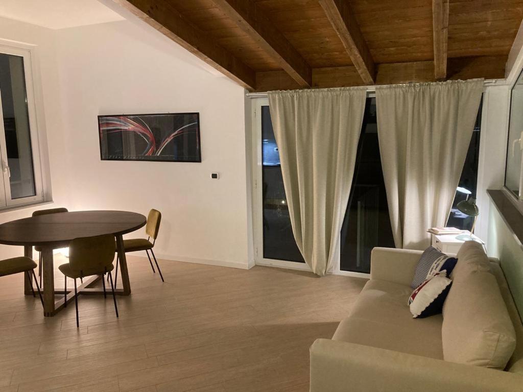Appartamento Romantico Con Piscina Черво Екстериор снимка